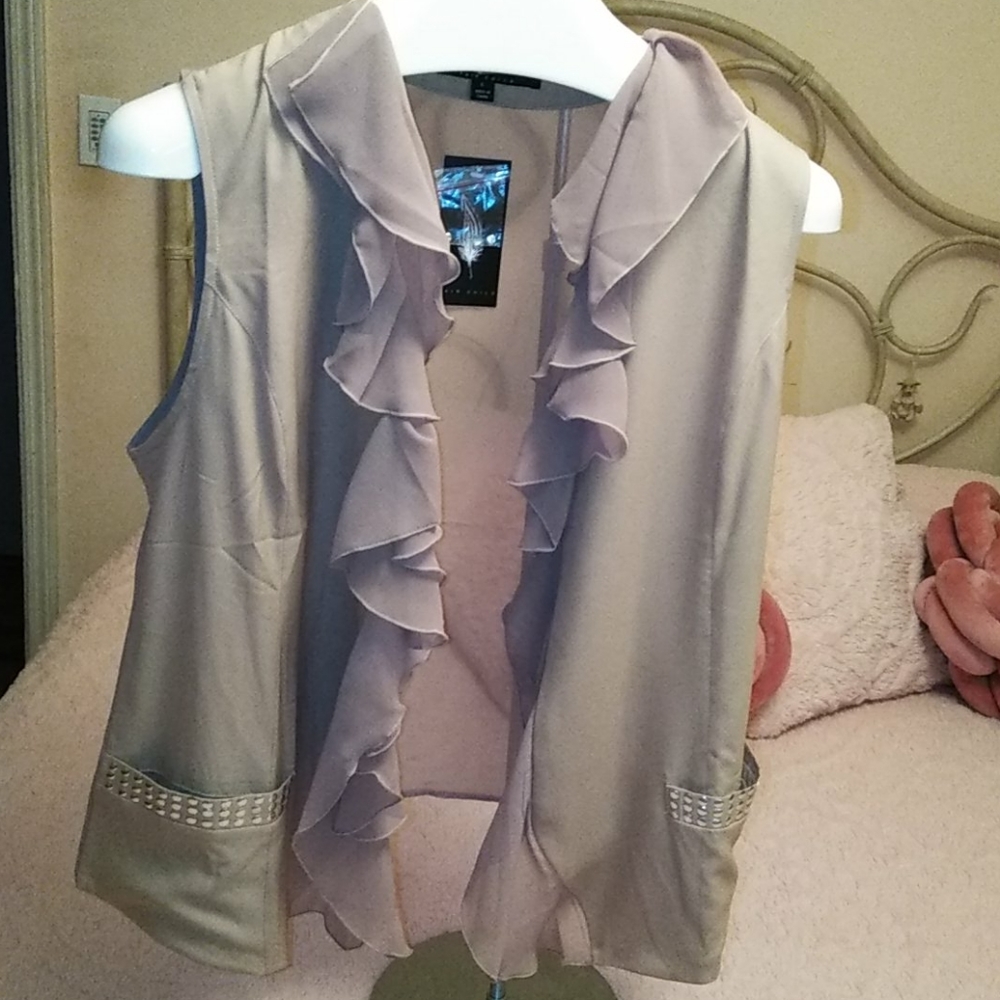 Studded 🌻Ruffled💛 Vest - Picture 2 of 11